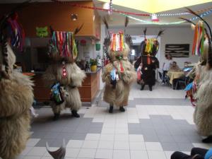 Pustno druženje s kurenti in otroci iz vrtca 1